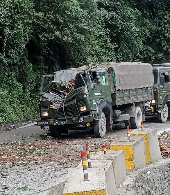 2 Soldiers Injured after a tree fell on moving army truck.